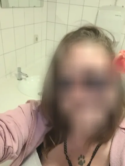 Ella, 33