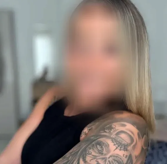 Julie, 36