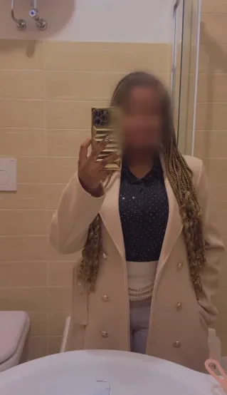 Zeynep, 27